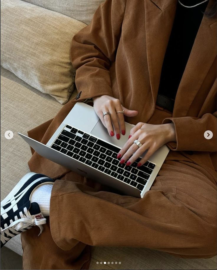 Architektin prüft digitale Baupläne auf einem Tablet