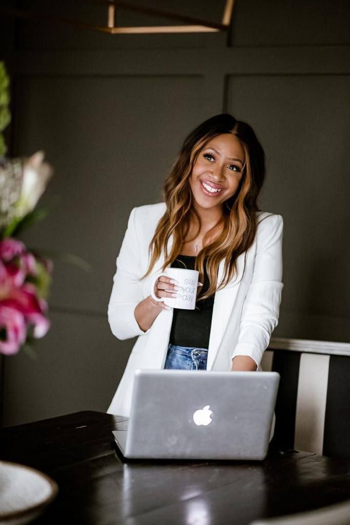 Moderne Holzstruktur mit hellen Oberflächen